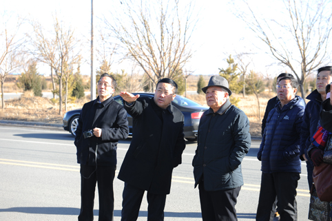 內蒙古自治區元政協副主席沙產業草產業名譽會長夏日（左三）來風水梁考察